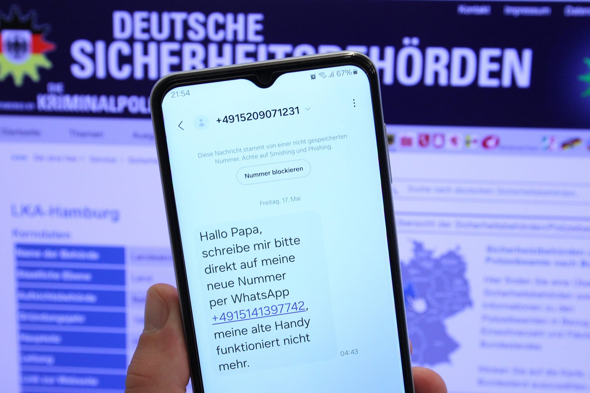 Ein Mann hält ein Smartphone in der Hand (Symbolbild): Bei einer Razzia im Ruhrgebiet konnte eine verdächtige Person festgenommen werden.