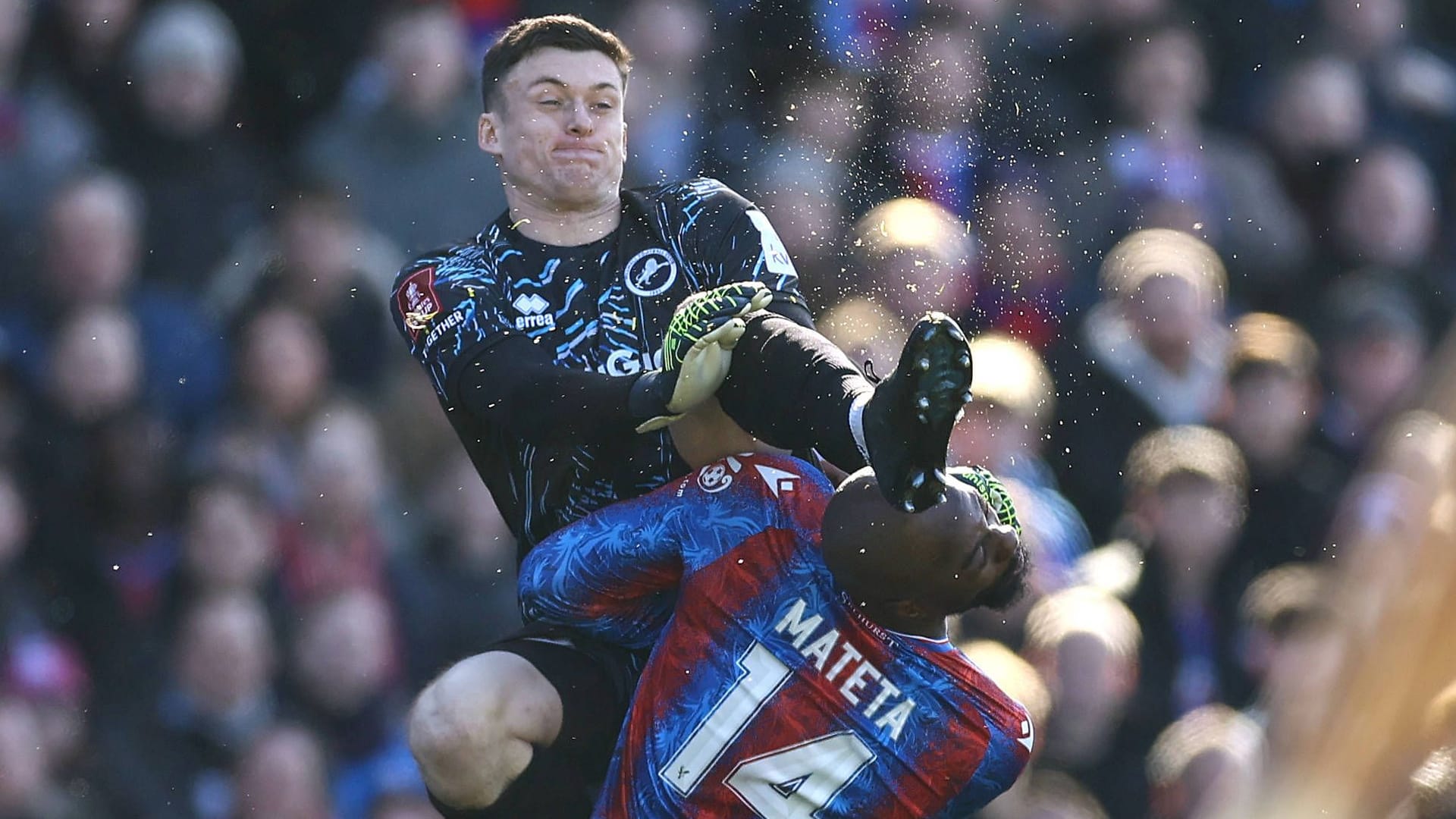 Voll Gepffen: Millwalls Torwart Roberts (Li.) Gegen Crystal-Palace-Spieler Mateta.