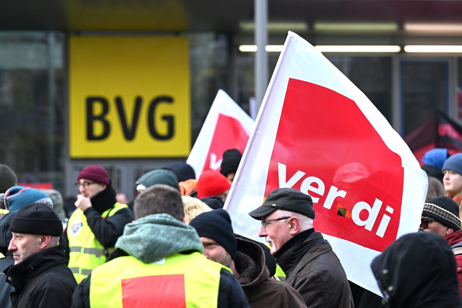 ARCHIV - 10.02.2025, Berlin: Mitarbeiter der BVG haben sich während des Warnstreiks der Gewerkschaft Verdi bei den Berliner Verkehrsbetrieben (BVG) vor der Zentrale ihres Unternehmens versammelt. (zu dpa: «Schlichtung bei der BVG? - Vorgespräche am Dienstag») Foto: Soeren Stache/dpa