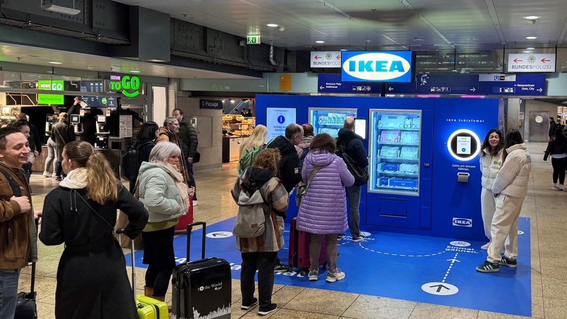 Der Schlafomat am Kölner Hauptbahnhof: Die Möbelhauskette Ikea will damit für weniger Hektik bei der Bahnreise werben.