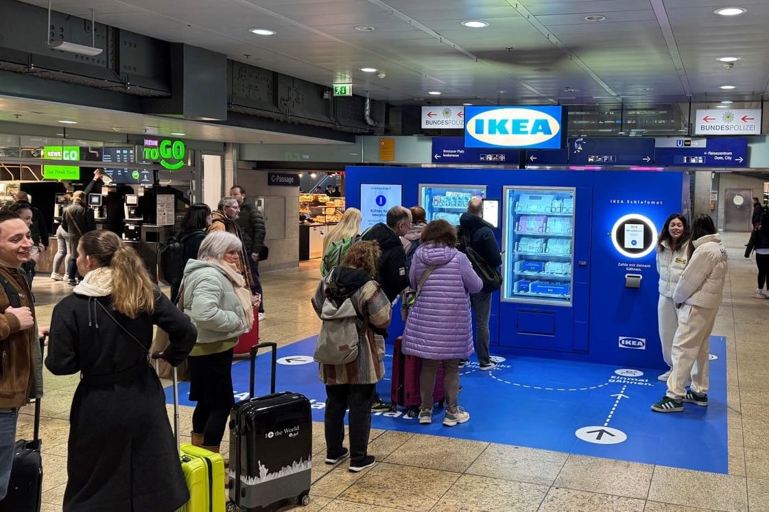 Der Schlafomat am Kölner Hauptbahnhof: Die Möbelhauskette Ikea will damit für weniger Hektik bei der Bahnreise werben.