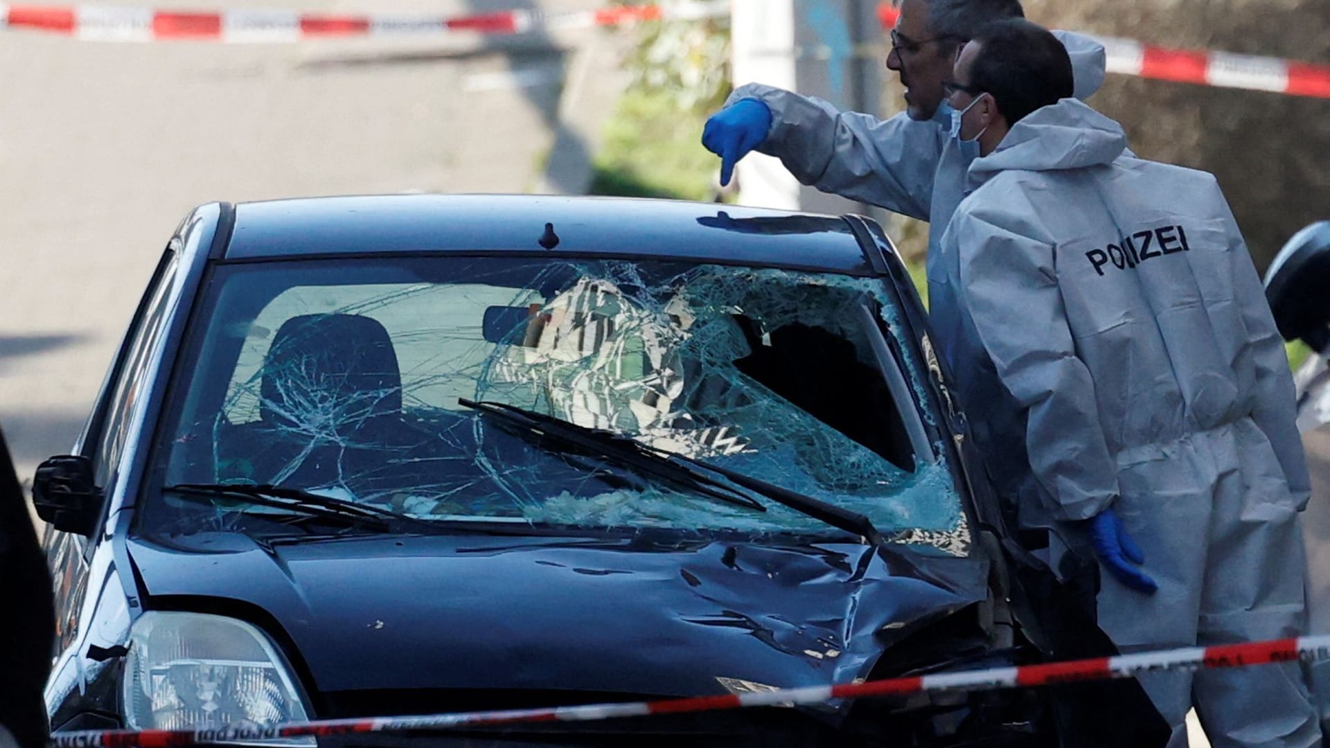 Polizei untersucht Auto mit zerschlagener Windschutzscheibe: Combat-Coaching als Weg zu mehr Sicherheit in Krisensituationen.