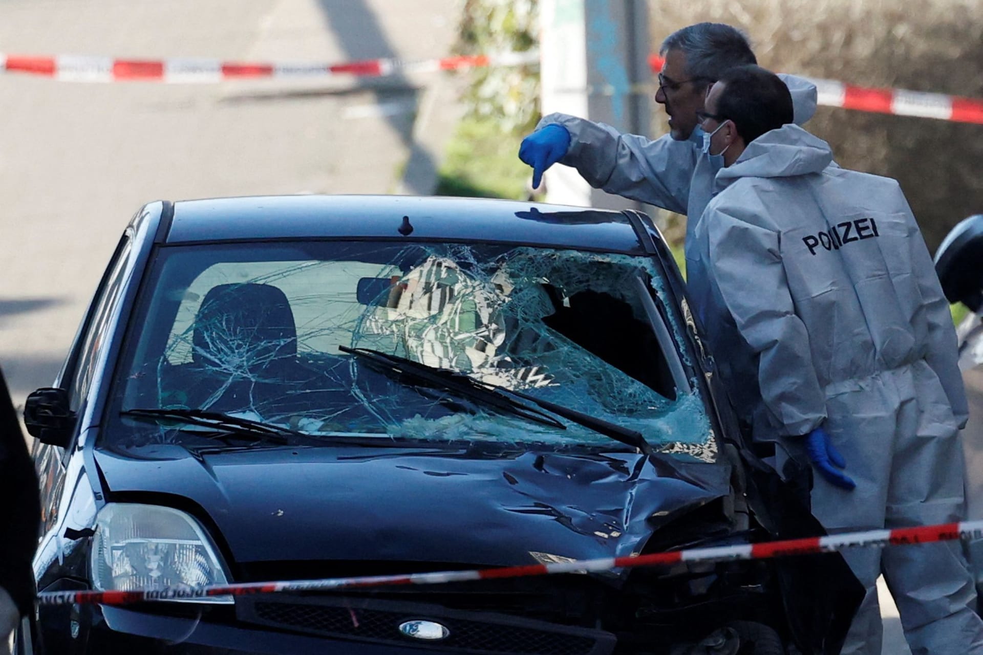 Polizei untersucht Auto mit zerschlagener Windschutzscheibe: Combat-Coaching als Weg zu mehr Sicherheit in Krisensituationen.