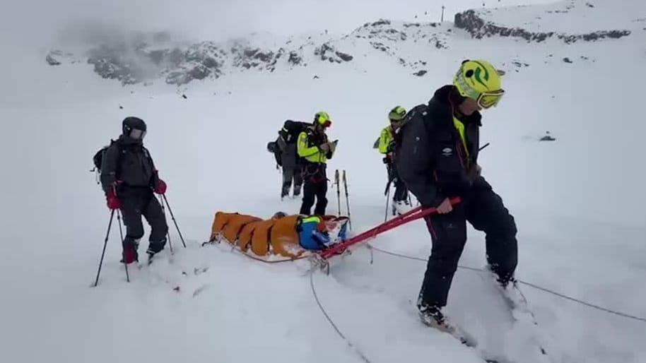 Über den Skifahrern lagen zwischen zwei und drei Metern Schnee.