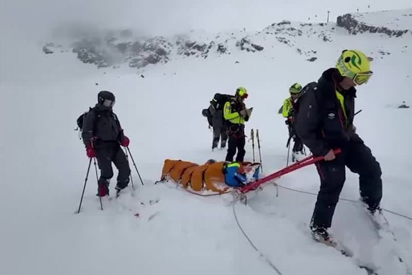 Über den Skifahrern lagen zwischen zwei und drei Metern Schnee.