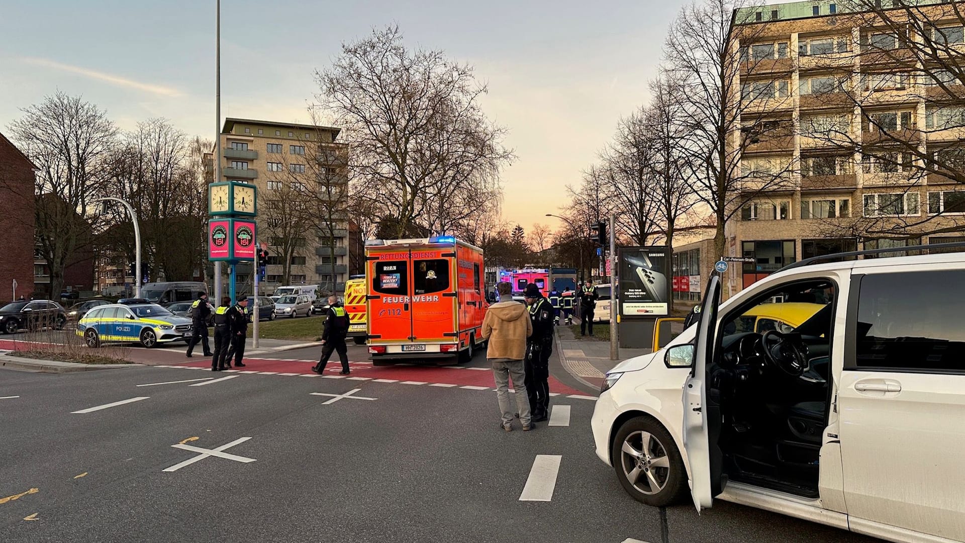 Verkehrskontrolle eskaliert: In Hamburg-Eilbek werden zwei Polizisten verletzt.