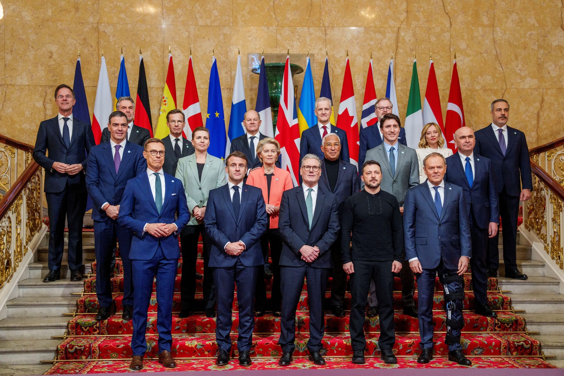 Europäische Staats- und Regierungschefs, Nato-Generalsekretär Mark Rutte (oben, ganz links), der türkische Außenminister Hakan Fidan (oben ganz rechts), Kanadas Premierminister Justin Trudeau (mittig rechts) und der ukrainische Präsident Wolodymyr Selenskyj (vorne, zweiter von rechts) in London beim Sicherheitsgipfel.