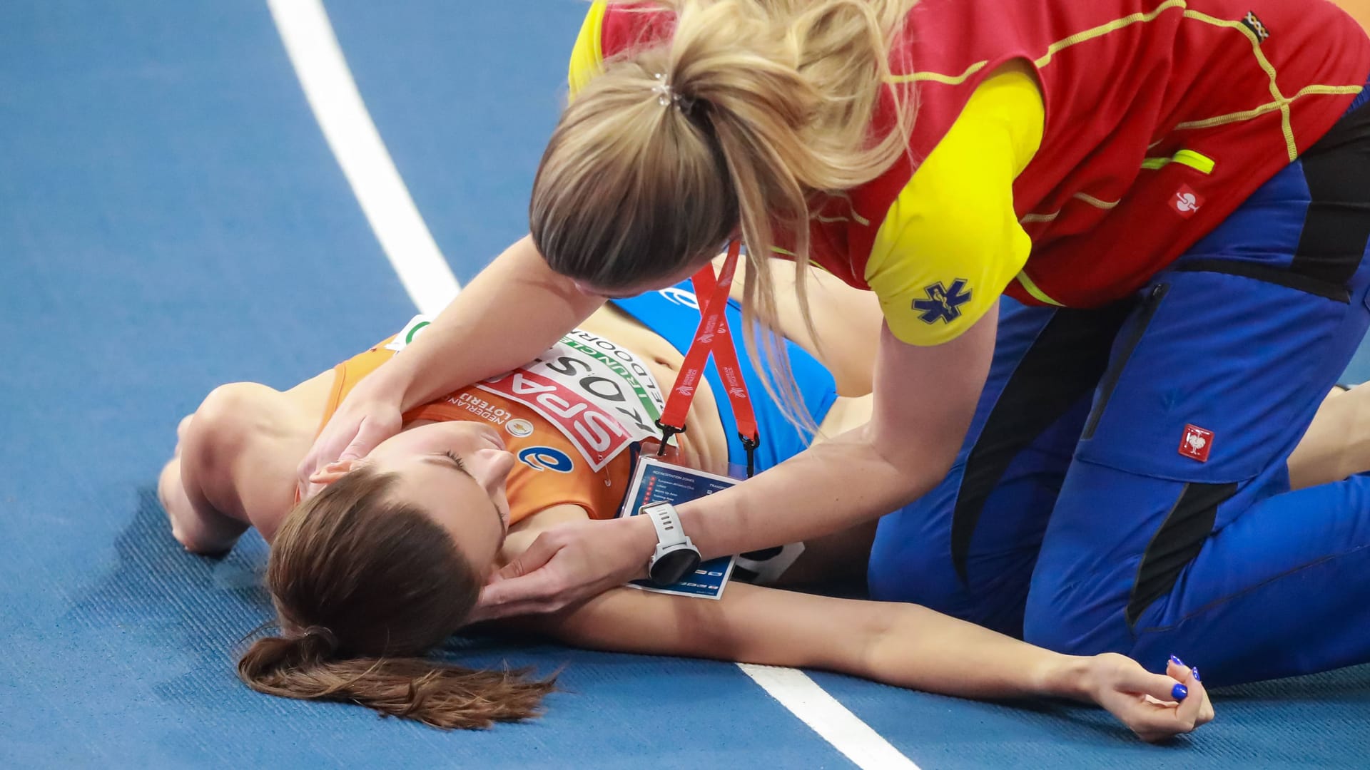 Maureen Koster am Boden: Das EM-Rennen über die 3.000 Meter endete für die 32-Jährige abrupt.