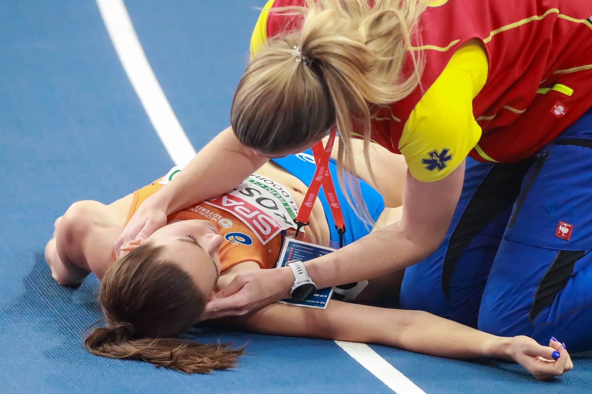 Maureen Koster am Boden: Das EM-Rennen über die 3.000 Meter endete für die 32-Jährige abrupt.