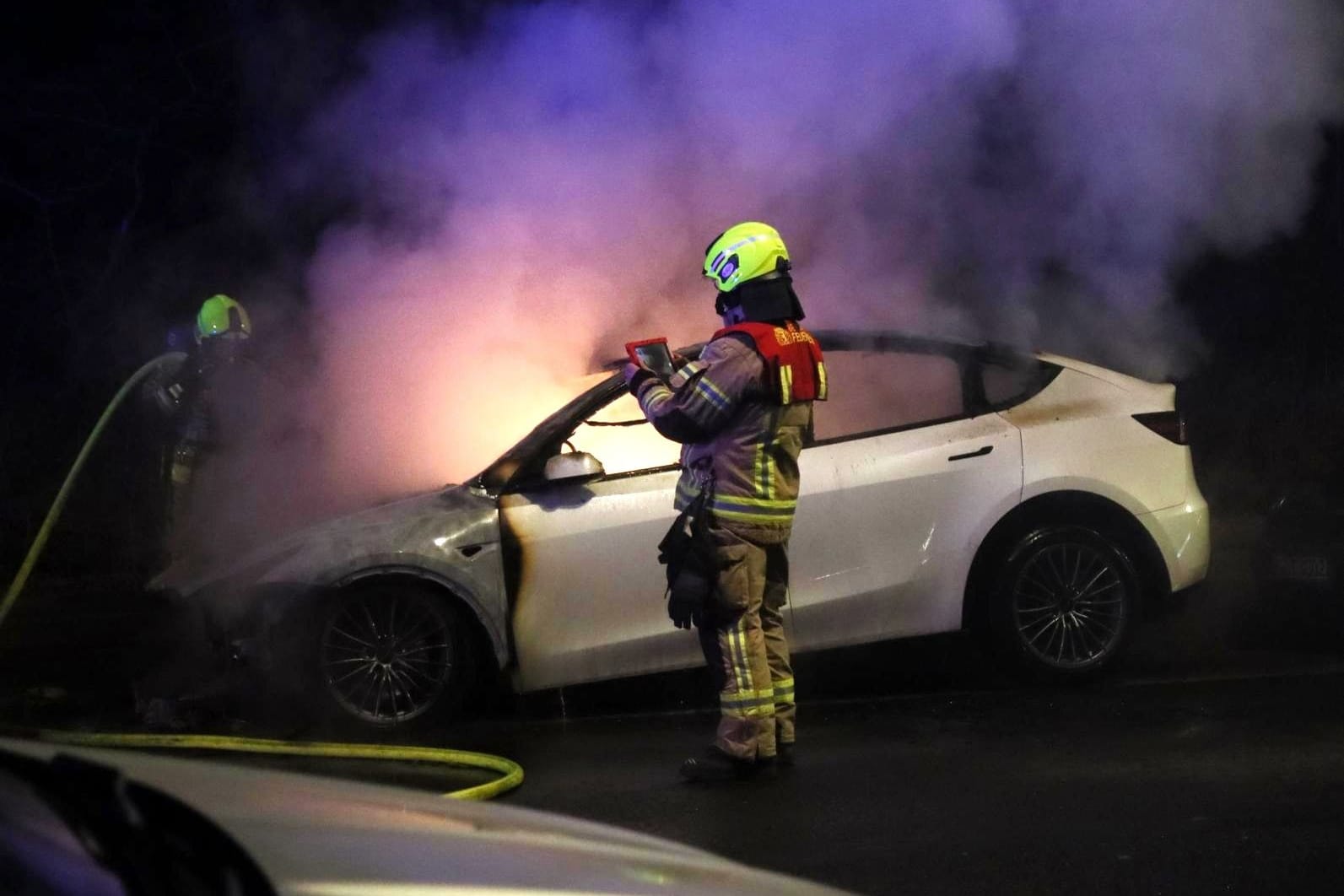 Das erste Fahrzeug ging gegen 1.40 Uhr auf der Neuen Krugallee am Plänterwald im Bezirk Treptow-Köpenick in Flammen auf