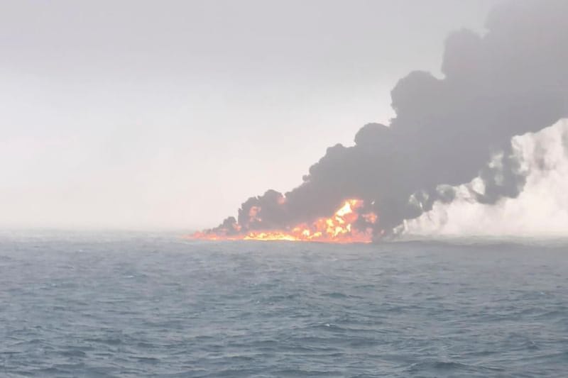 Ein Öltanker steht in der Nordsee nahe der britischen Küste in Flammen.