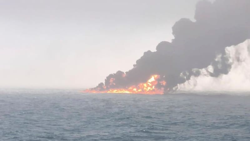 Ein Öltanker steht in der Nordsee nahe der britischen Küste in Flammen.