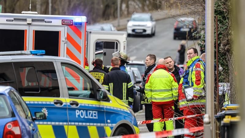 Polizei- und Rettungskräfte in Dortmund: Eskalation bei Einsatz führte zu tödlichem Schuss.