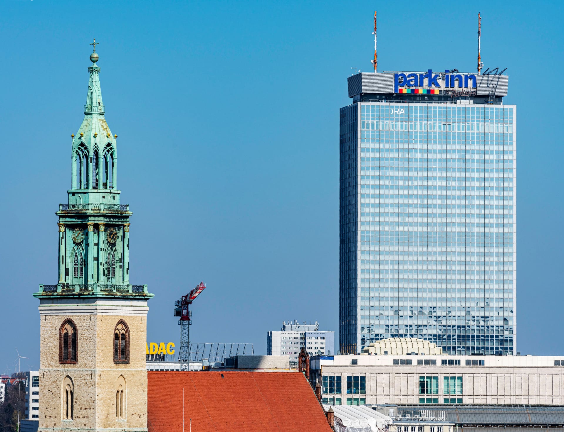 Nicht auslassen darf man natürlich das Park Inn in Berlin-Mitte am Alexanderplatz. Entworfen von DDR-Architekt Roland Korn wurde das Hotel 1970 eröffnet. Heute gehört das Gebäude der Hotelkette Radisson an. Gesamthöhe: 125 Meter