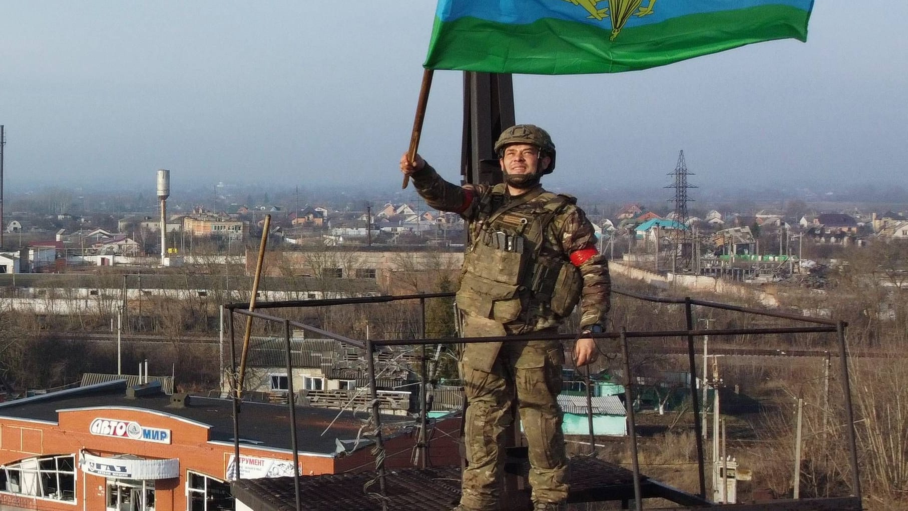 Ein russischer Soldat mit einer Flagge der russischen Luftlandetruppen in Kursk: Wladimir Putin erklärte, russische Truppen hätten Ukrainer in der Region Kursk umzingelt.