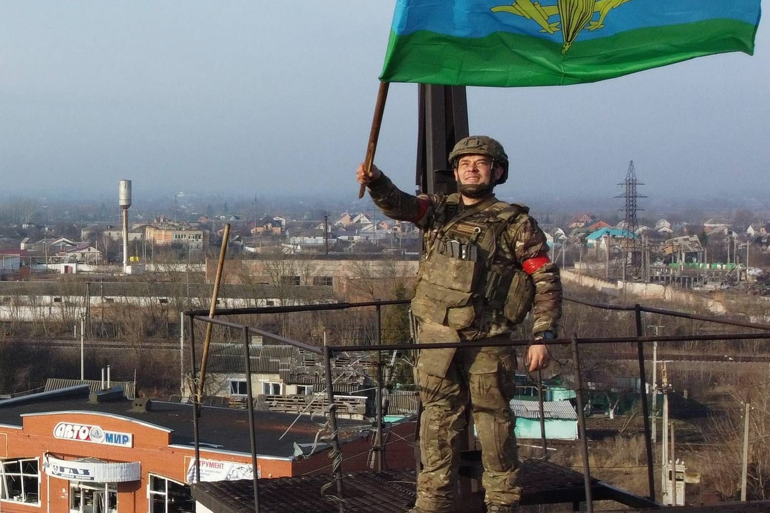 Ein russischer Soldat mit einer Flagge der russischen Luftlandetruppen in Kursk: Wladimir Putin erklärte, russische Truppen hätten Ukrainer in der Region Kursk umzingelt.