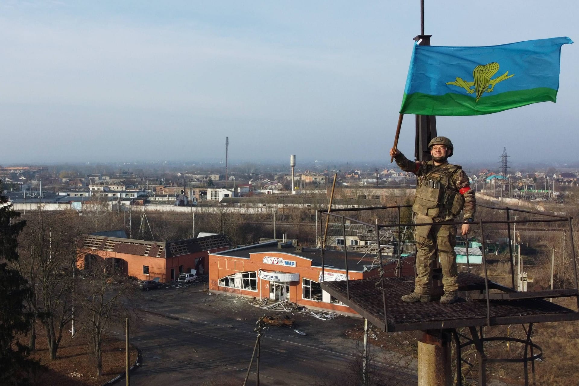 Ein russischer Soldat mit einer Flagge der russischen Luftlandetruppen in Kursk: Wladimir Putin erklärte, russische Truppen hätten Ukrainer in der Region Kursk umzingelt.