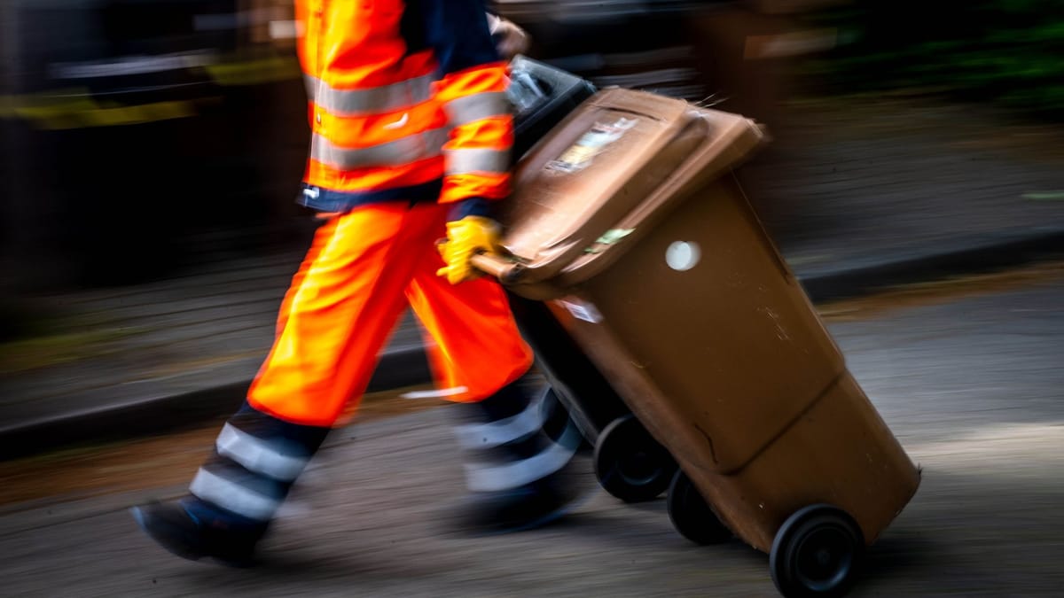 ungeduldiger-autofahrer-f-hrt-m-llwerker-an-und-flieht