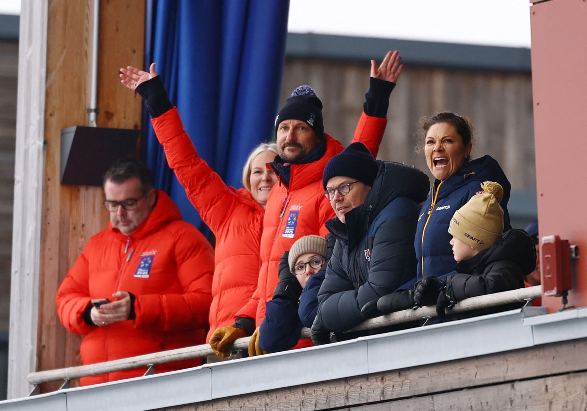 Norwegens Kronprinzenpaar Mette-Marit und Haakon sahen mit Schwedens Royal Prinzessin Victoria, ihrem Mann Daniel und ihren Kindern Estelle und Oscar bei der FIS in Trondheim zu.