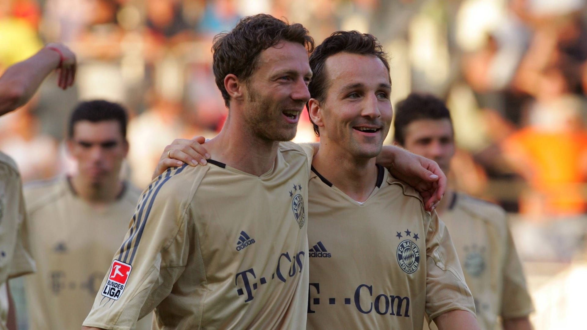 Thomas Linke (l. hier mit Jens Jeremies) gewann mit Bayern 1999, 2000. 2001, 2003 und 2005 die Deutsche Meisterschaft.