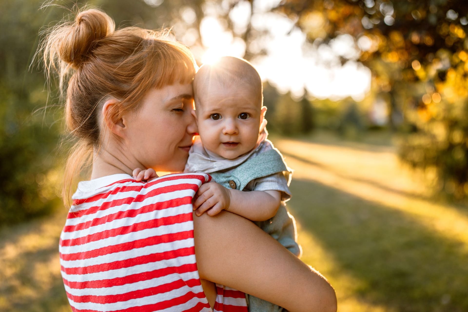 Eine Mutter herzt ihr Baby: Ab April entfällt für manche Eltern der Anspruch auf Elterngeld.