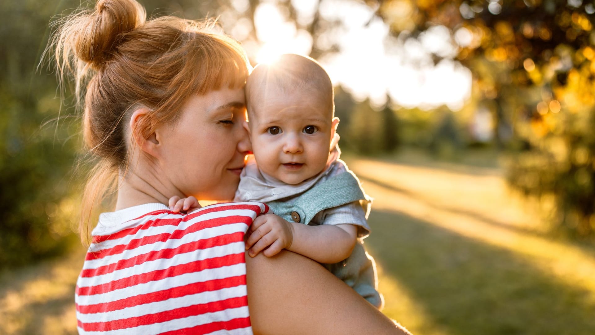 Eine Mutter herzt ihr Baby: Ab April entfällt für manche Eltern der Anspruch auf Elterngeld.