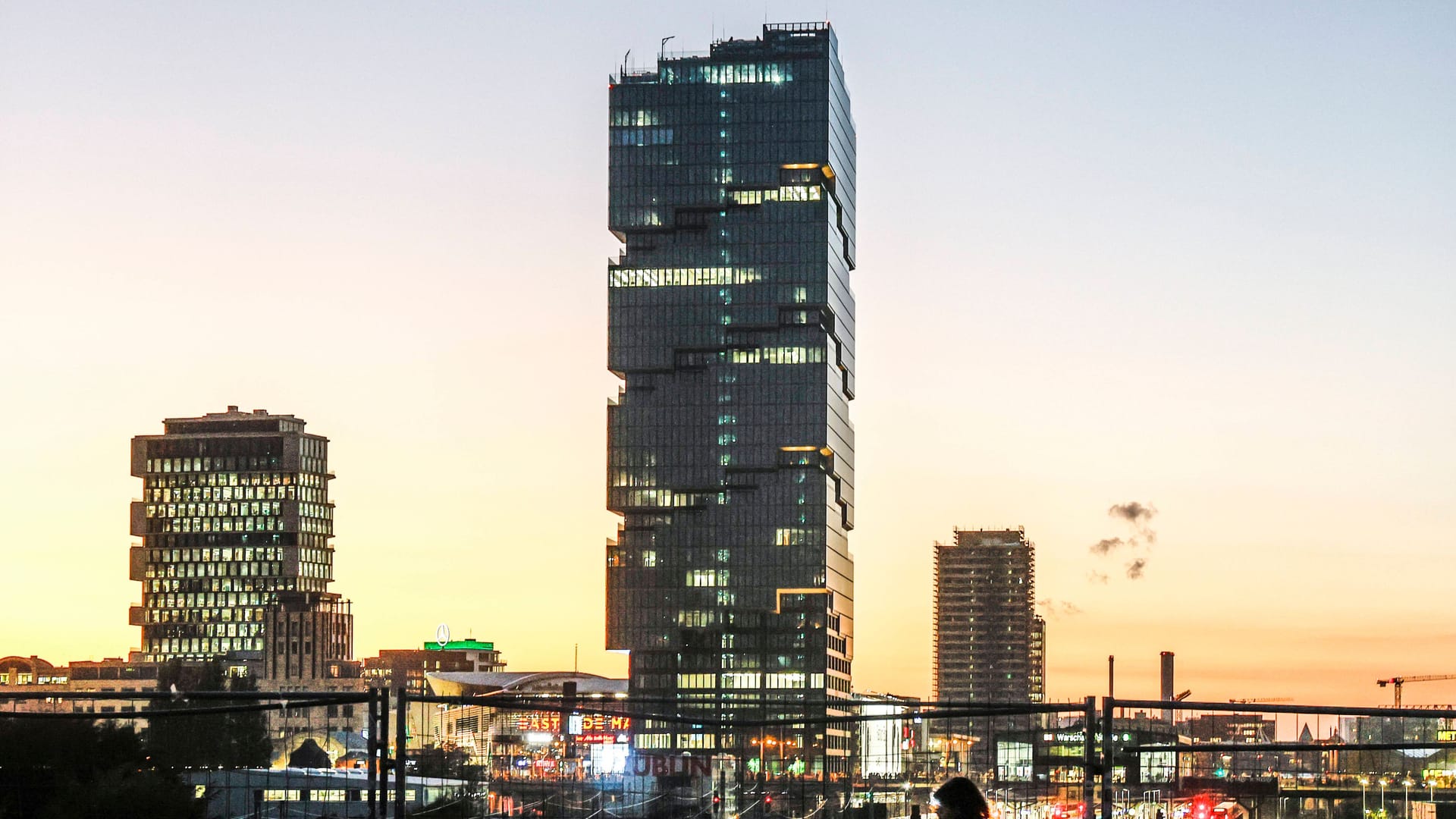 Der EDGE East Side Tower, auch Amazontower genannt, steht als Bürohochhaus in Friedrichshain in der Nähe der Warschauer Brücke. Mit 142 Metern verpasst er knapp den Titel als "Wolkenkratzer".