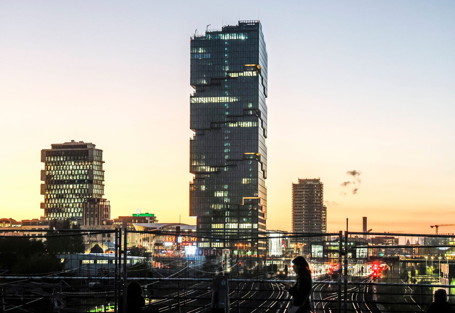 Der EDGE East Side Tower, auch Amazontower genannt, steht als Bürohochhaus in Friedrichshain in der Nähe der Warschauer Brücke. Mit 142 Metern verpasst er knapp den Titel als "Wolkenkratzer".