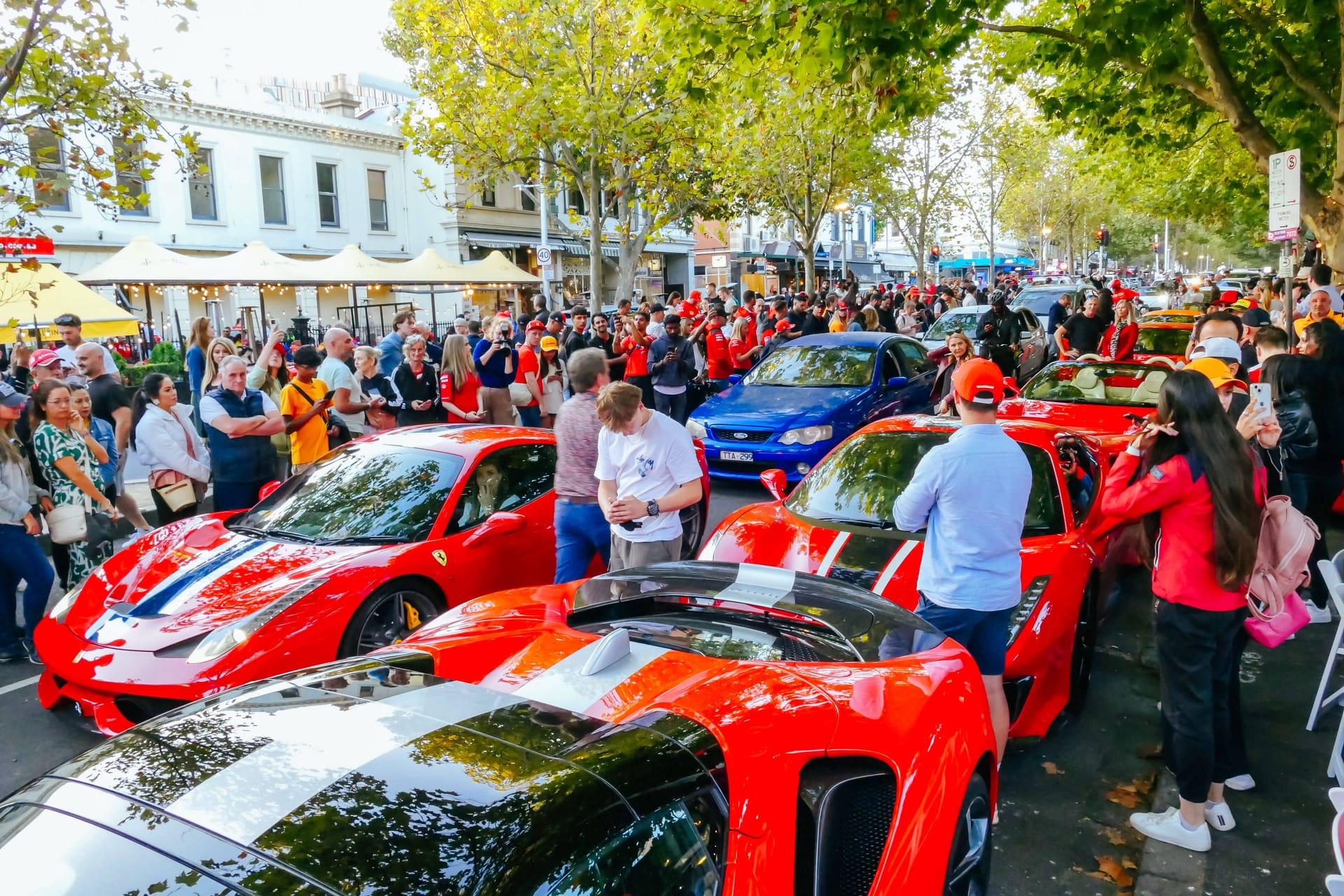 Den Sieg des Ferrari-Fahrers Carlos Sainz beim Grand Prix 2024 feierten die Fans mit einer spontanen Fiesta auf den Straßen Melbournes.