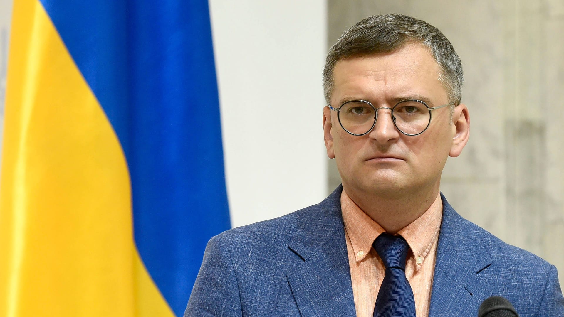 Dmytro Kuleba bei einer Pressekonferenz (Archivbild): Laut dem ehemaligen Außenminister müssen die Europäer nun schnell handeln.