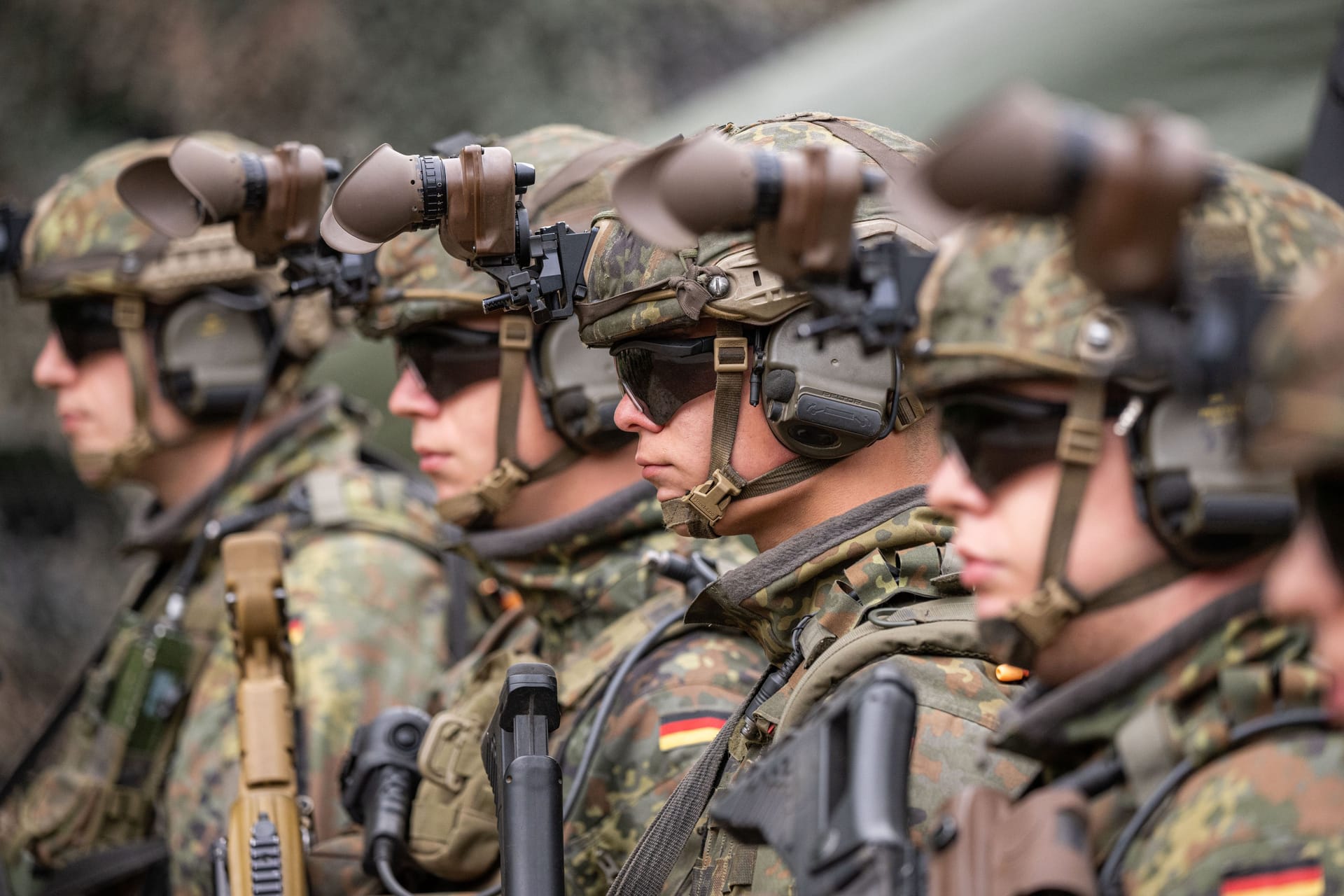 Bewaffnete Grenadiere der Bundeswehr: Allein für Deutschland werden hunderte neue Panzer und tausende Rakten und Marschflugkörper benötigt.