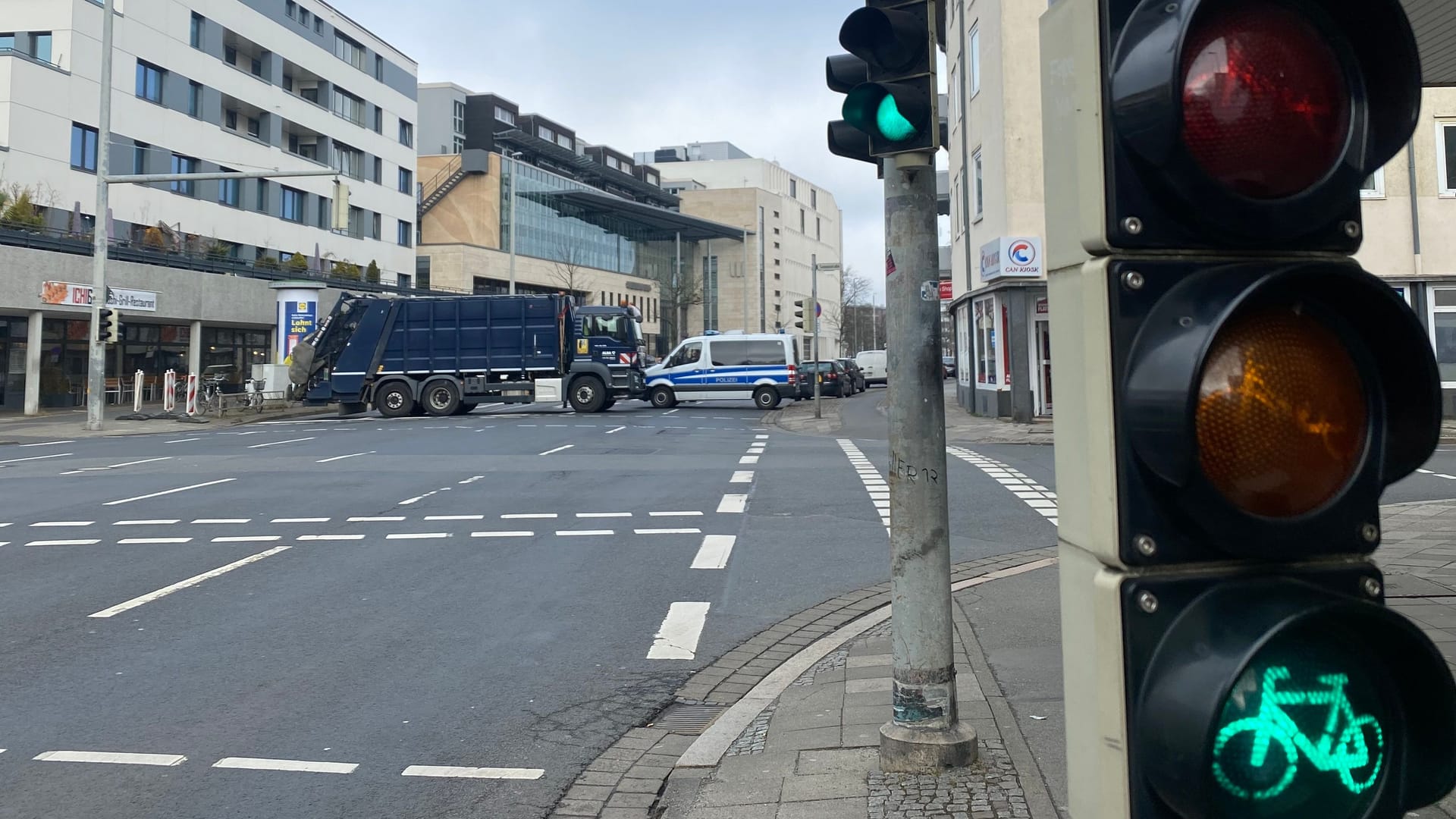 Die Güldenstraße wurde abgeriegelt: Hier bog der Karnevalszug vom Europaplatz kommend Richtung Altstadtmarkt ab.