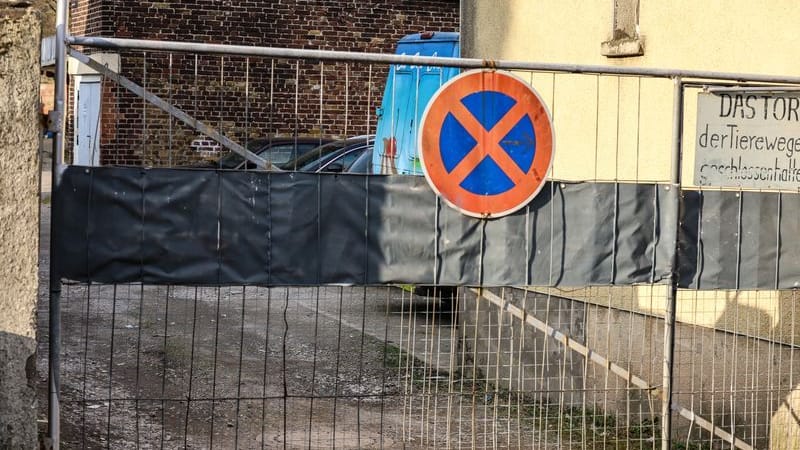 Blick in den Hinterhof, in dem der Verkäufer die Frauen angegriffen haben soll: Das Heck des blauen Eisautos ist hinter der Absperrung zu erkennen.