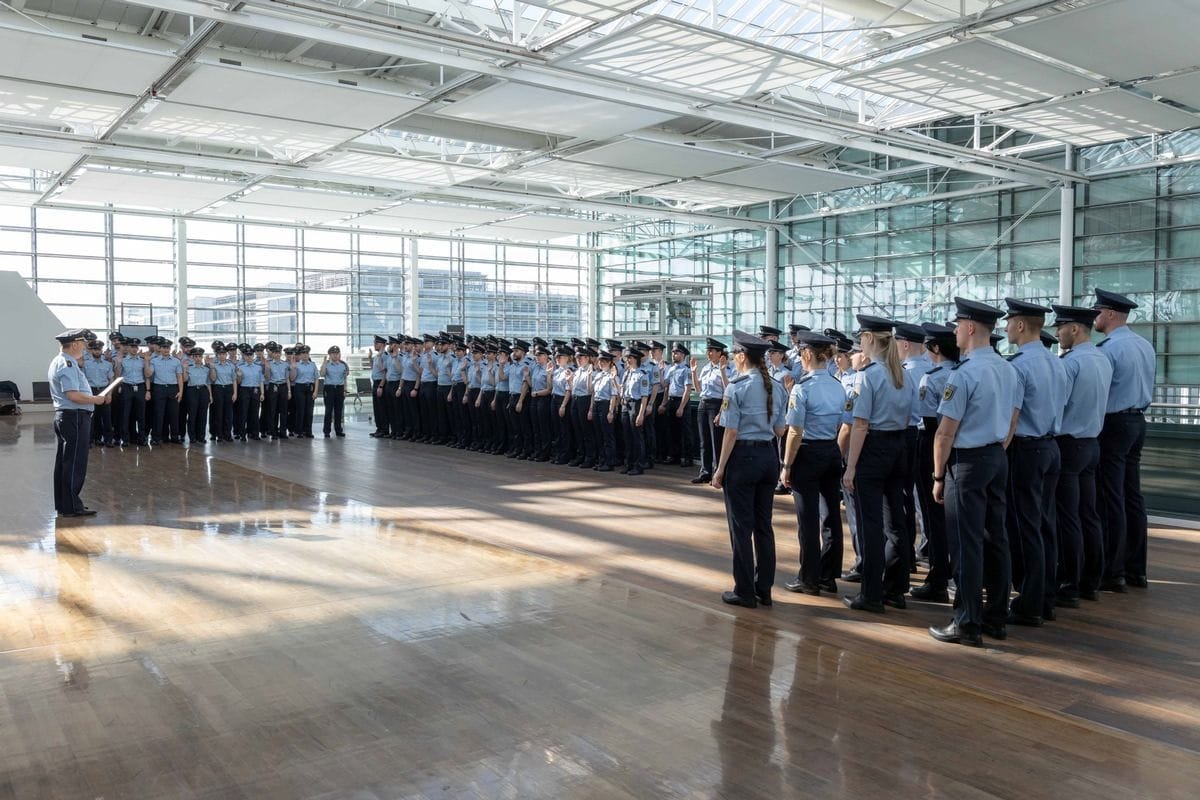 In Terminal 2 des Flughafens bot sich am Dienstag ein ungewöhnliches Bild: Dutzende Polizisten hatten sich zum Dienstantritt aufgereiht.