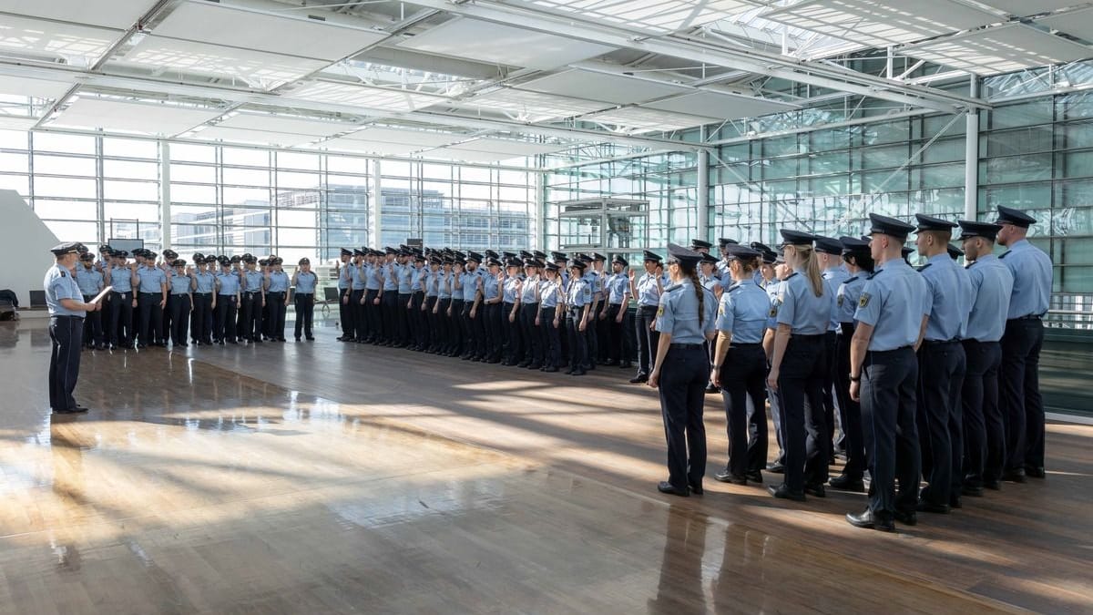 In Terminal 2 des Flughafens bot sich am Dienstag ein ungewöhnliches Bild: Dutzende Polizisten hatten sich zum Dienstantritt aufgereiht.