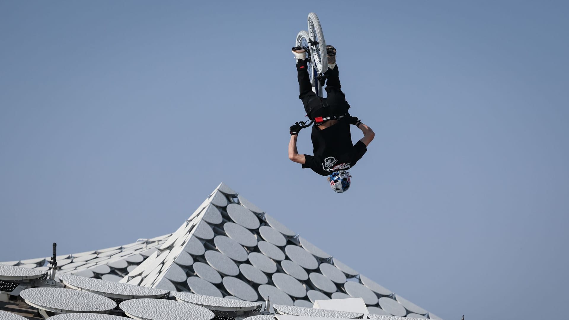 Fabio Wibmer: Der Mountainbiker macht auf dem Dach der Elbphilharmonie einen Rückwärtssalto mit seinem Rad.