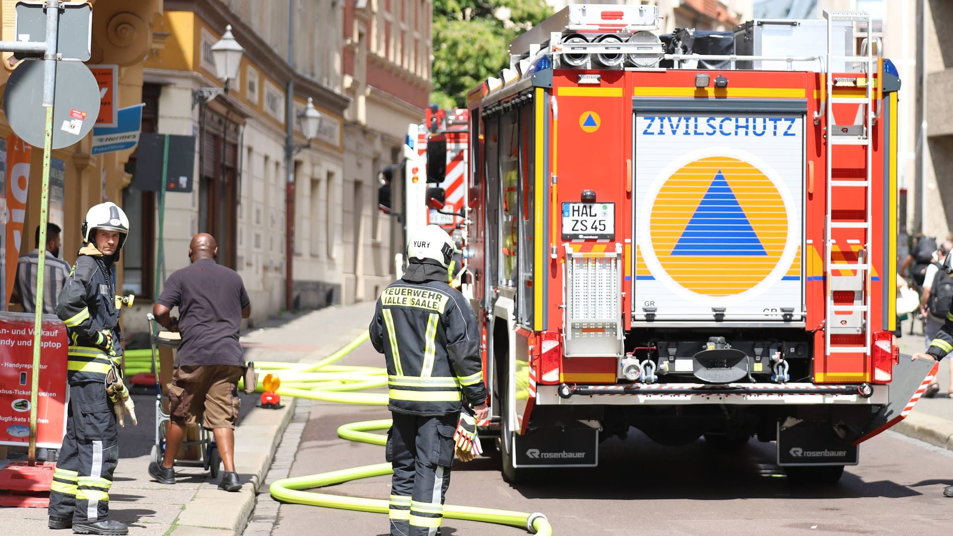 In Halle an der Saale helfen Einheiten des Zivilschutzes bei der Brandbekämpfung (Symbolbild): Die Bundesregierung will die Mittel des Zivilschutzes deutlich aufstocken.