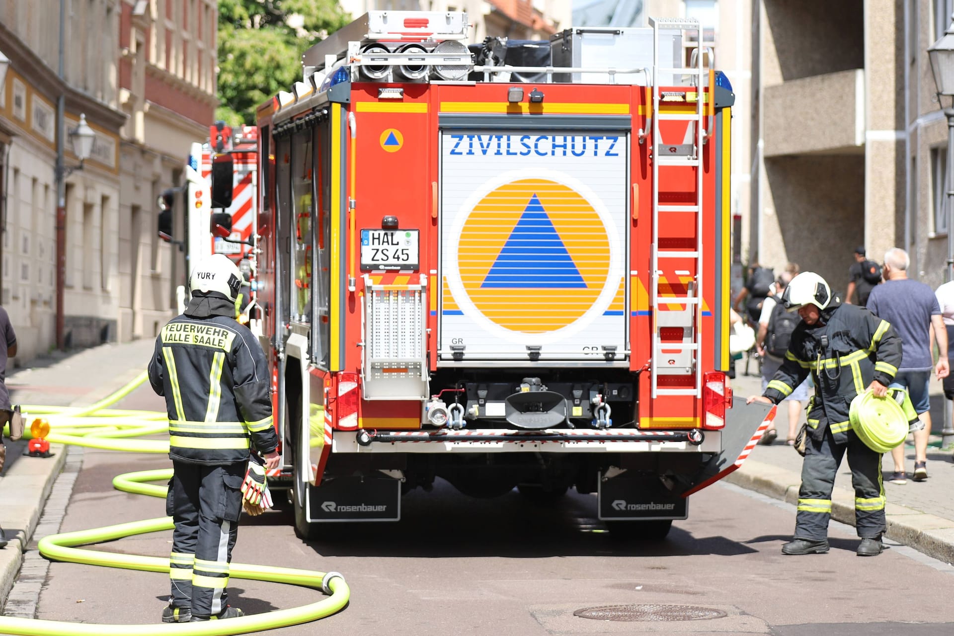 In Halle an der Saale helfen Einheiten des Zivilschutzes bei der Brandbekämpfung (Symbolbild): Die Bundesregierung will die Mittel des Zivilschutzes deutlich aufstocken.