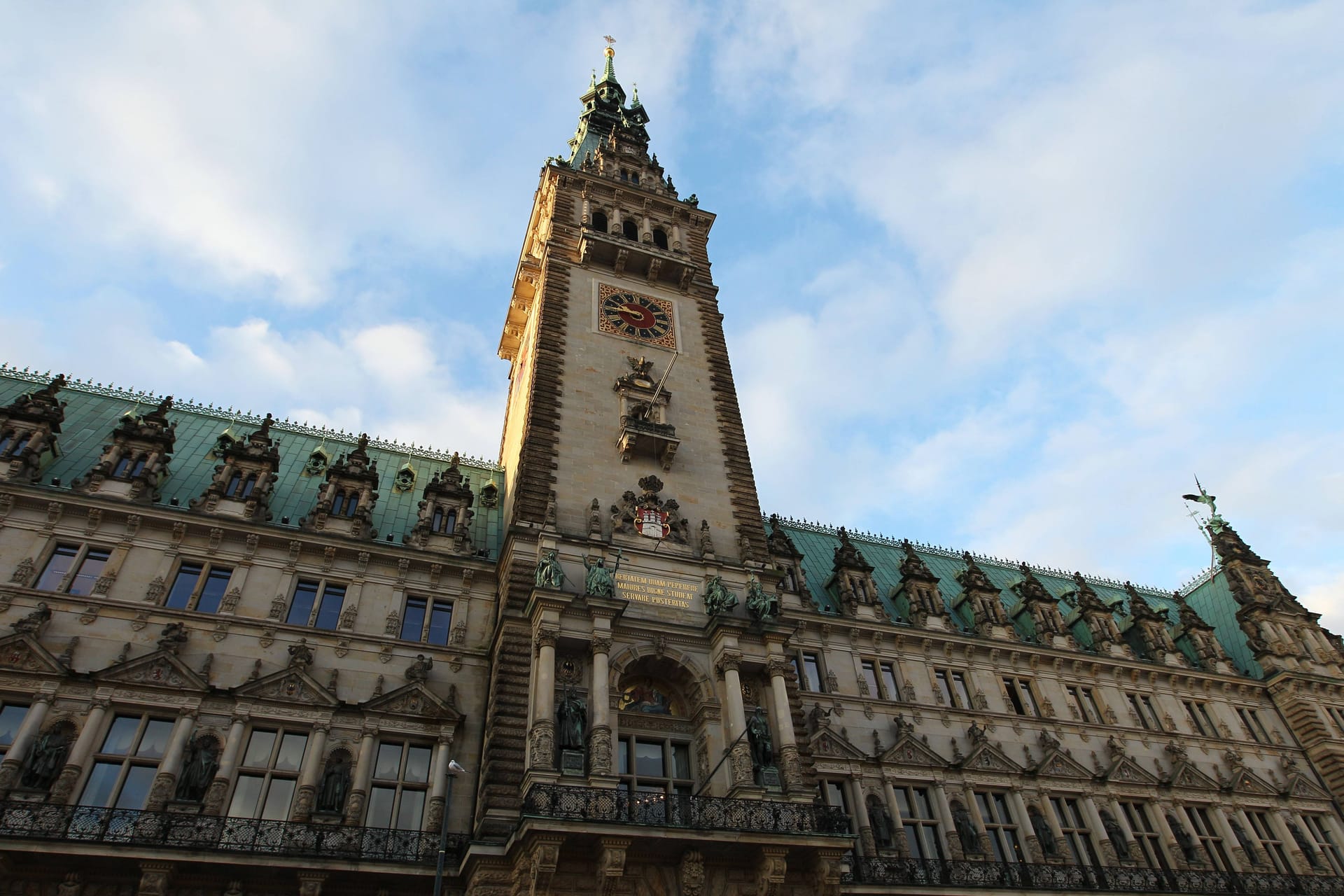 Das Hamburger Rathaus: Auch rund um den Sitz der Hamburgischen Bürgerschaft kommt es zu Einschränkungen.