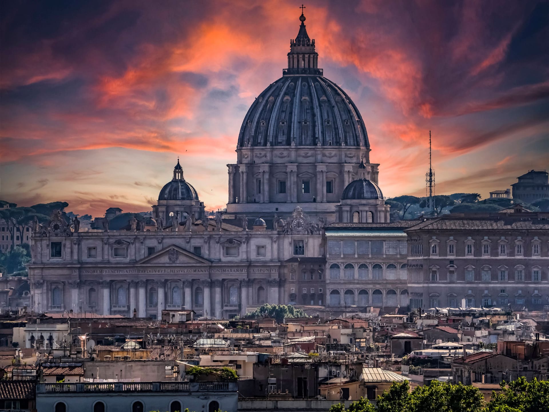 Petersdom bei Sonnenuntergang: Hier entfalten sich Mythen wie der des rätselhaften Kotstuhls.