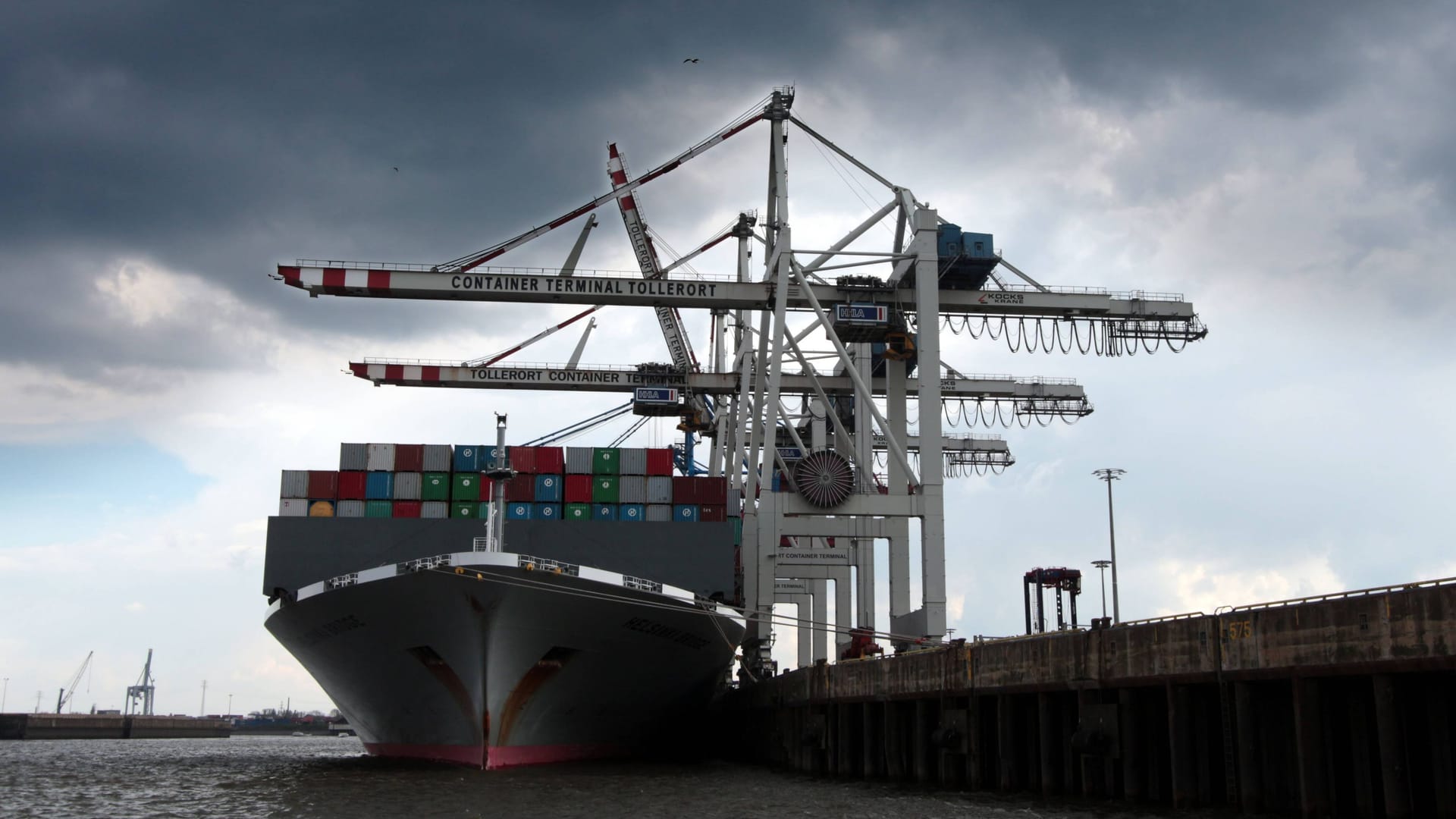 Containerschiff am Kai im Containerhafen Hamburg (Symbolbild): Während die Exporte schwächeln, steigen die Importe.