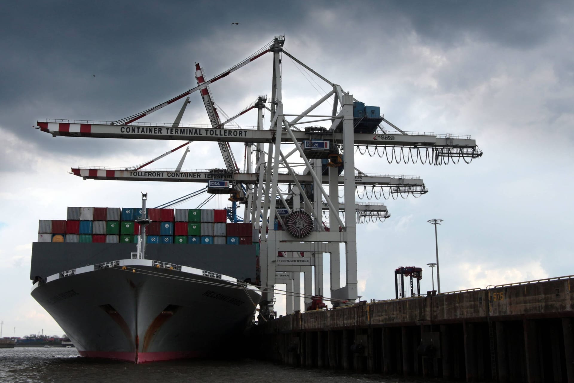 Containerschiff am Kai im Containerhafen Hamburg (Symbolbild): Während die Exporte schwächeln, steigen die Importe.