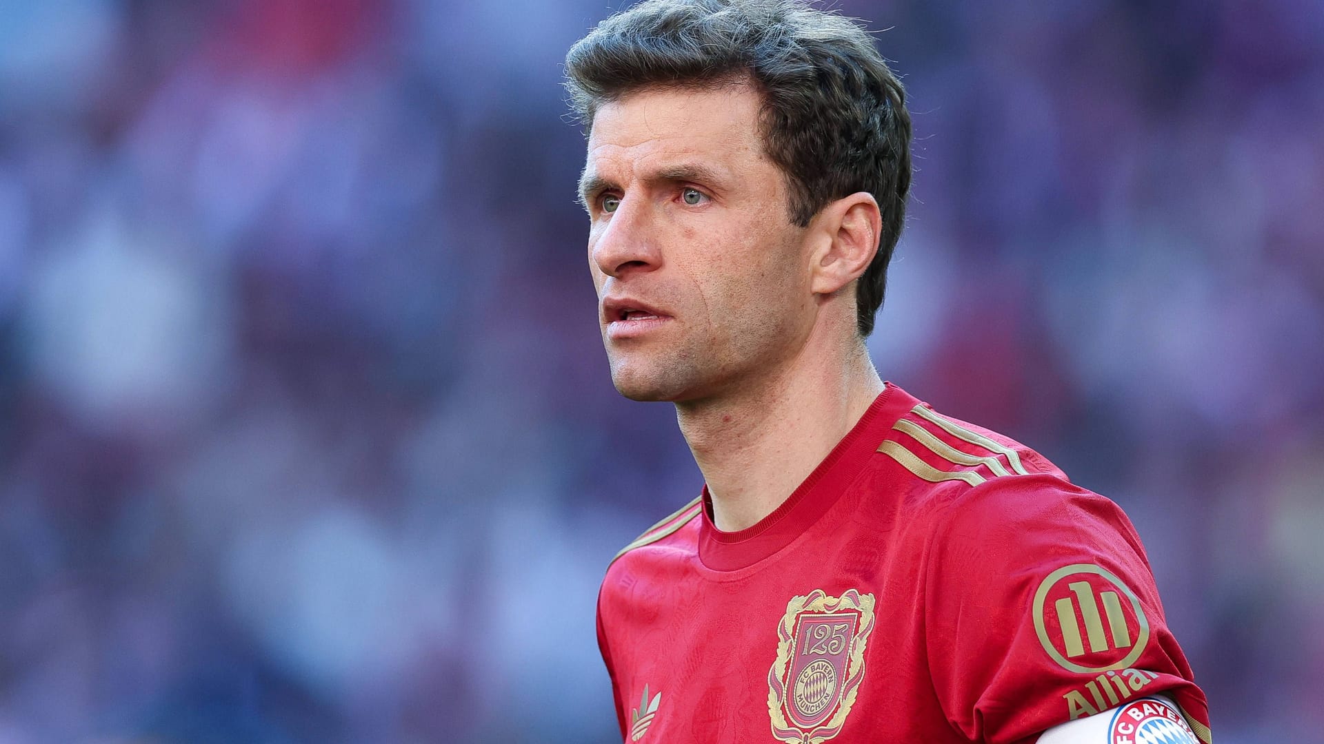 Thomas Müller: Er führte die Bayern am Samstag als Kapitän auf das Feld.