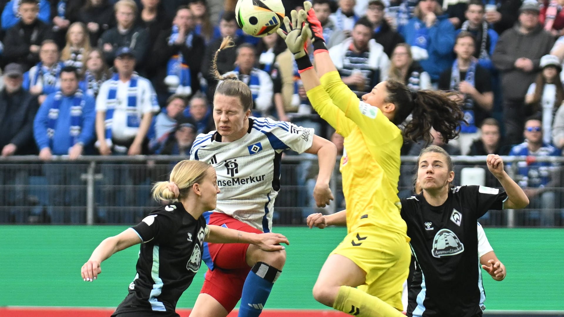 Kampf um den Ball: Hamburgs Meyer (M.) gegen Bremens Torhüterin Peng.