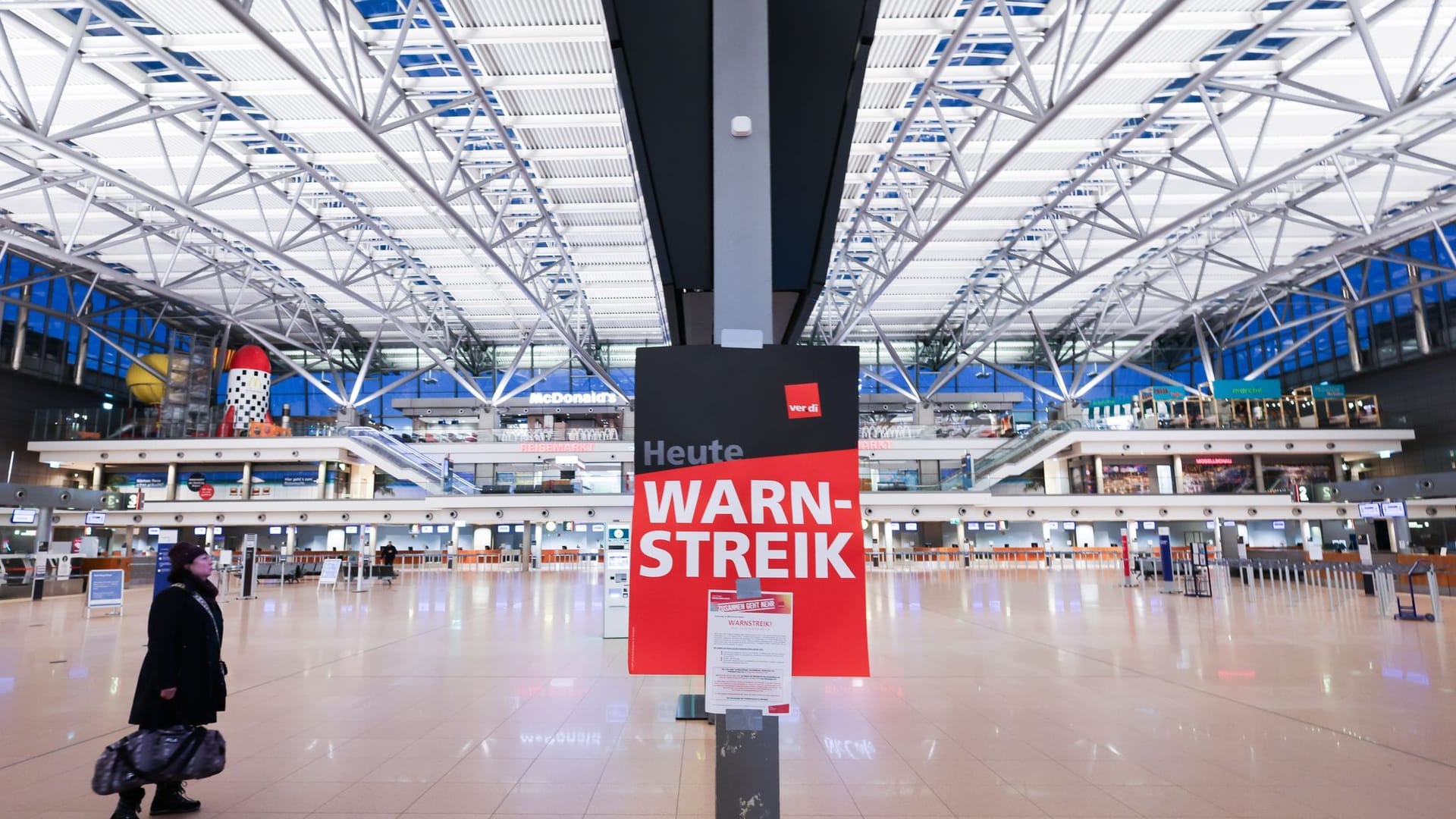 Ein Schild mit der Aufschrift "Warnstreik“ im Terminal 1 im Flughafen Hamburg: Heute geht an zahlreichen Flughäfen nichts.