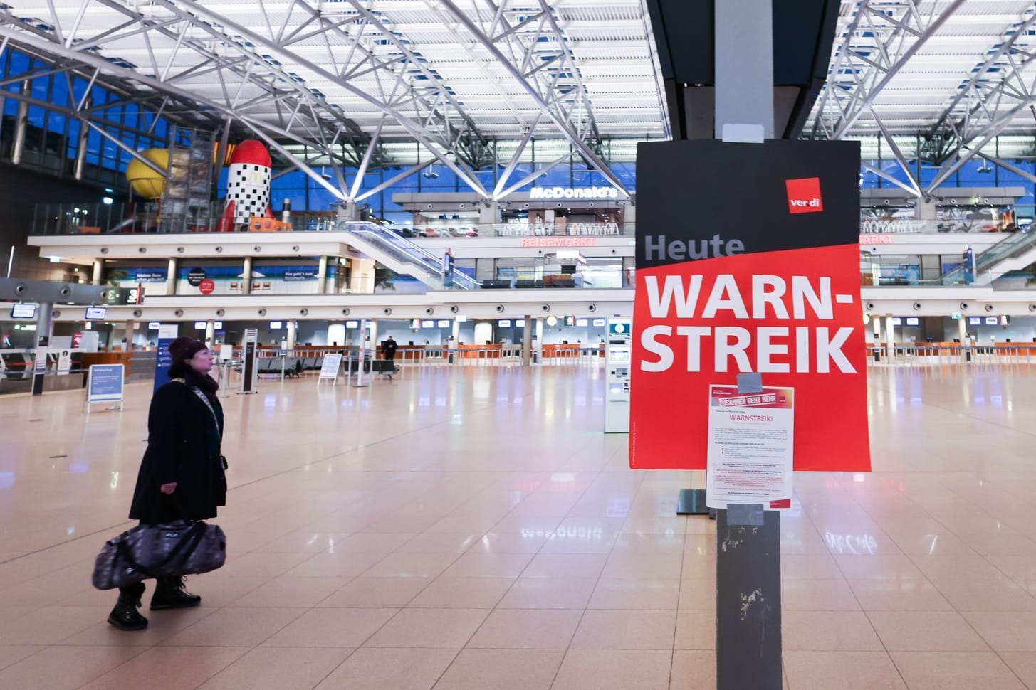 Ein Schild mit der Aufschrift "Warnstreik“ im Terminal 1 im Flughafen Hamburg: Heute geht an zahlreichen Flughäfen nichts.