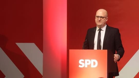 Henning Homann, Landesvorsitzender der SPD Sachsen, spricht auf der Landeswahlkonferenz der SPD Sachsen. Hier werden die Plätze der Landesliste für die Bundestagswahl 2025 gewählt. (zu dpa: «SPD-Chef Homann fordert zwei Ostdeutsche in Bundesregierung»)