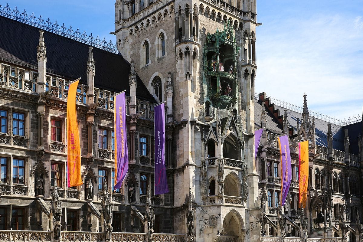 Die Fahnen zum Weltfrauentag wehen am Münchner Rathaus: