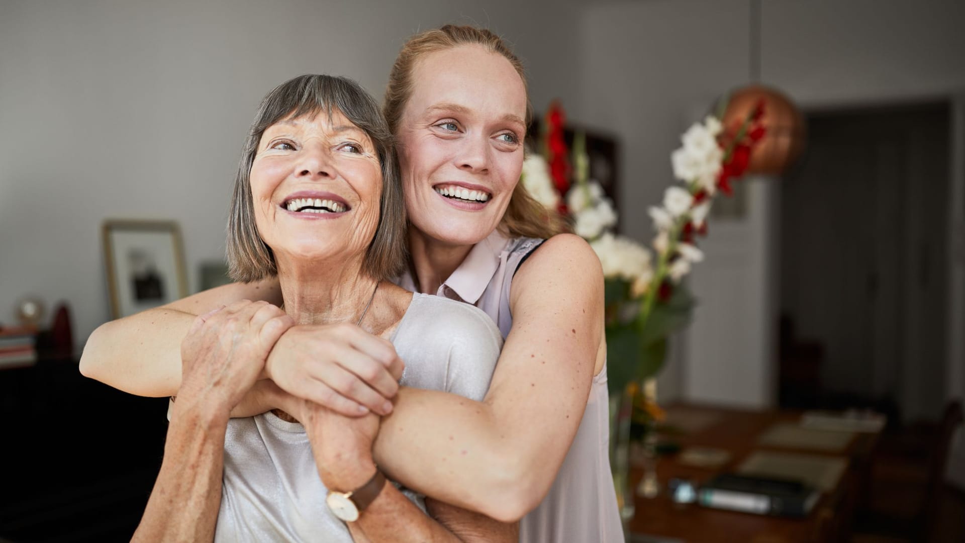 Mutter und Tochter: Wer Angehörige zu Hause pflegt, kann unter Umständen Rentenpunkte dafür bekommen.