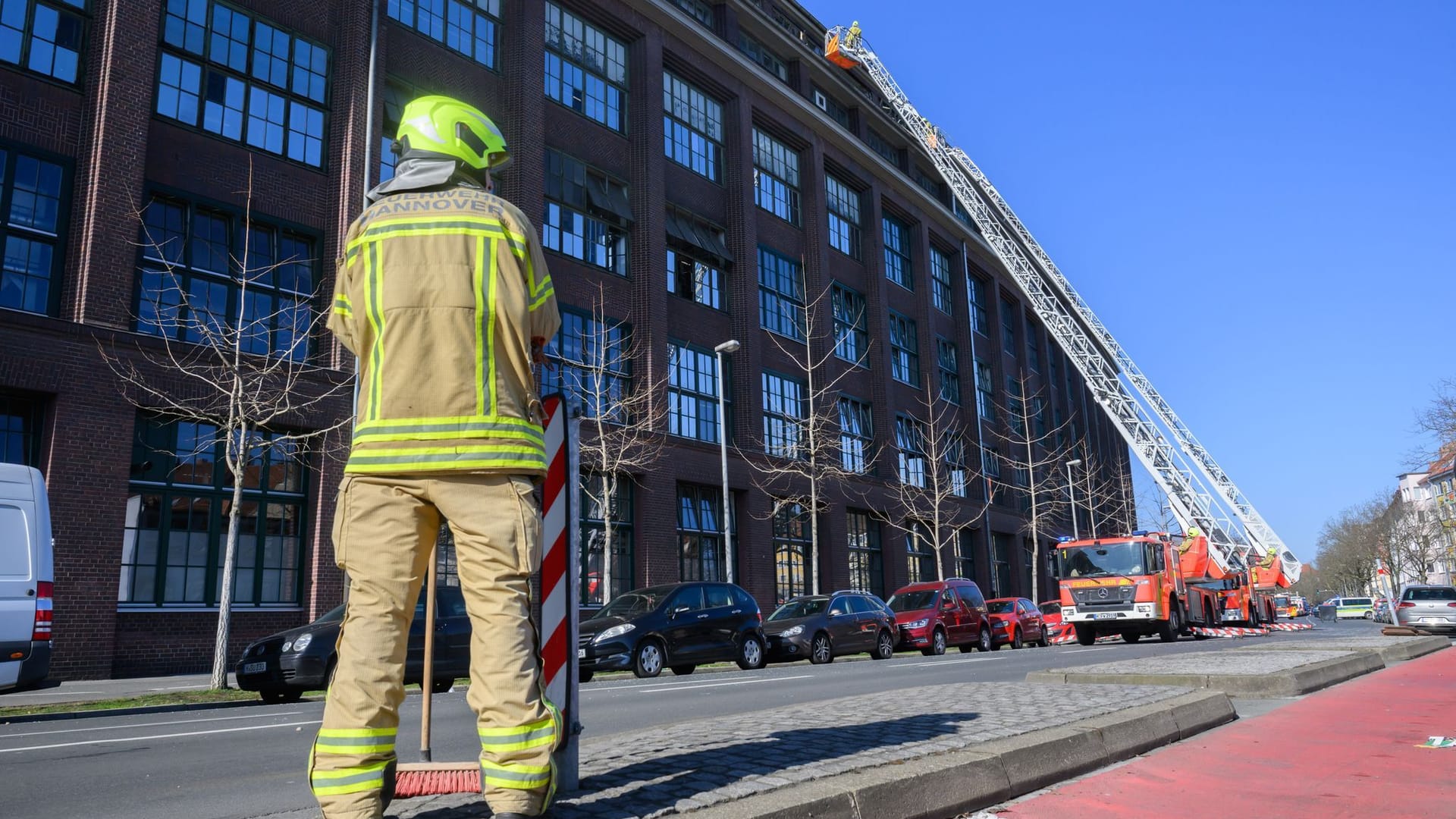 Feuerwehrkräfte sichern von Drehleitern aus eine zerstörte Fassade an einem Gebäude von Continental: Am Morgen hat es eine Explosion gegeben.